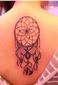 Gratë e modës mbrapa bukur modelin e tatuazheve të ëndrrave tërheq modelin e tatuazheve