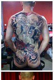 зубчасті кігті та престижний малюнок татуювання дракона