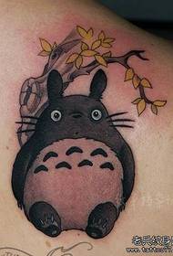 Slatki totoro uzorak tetovaže na leđima
