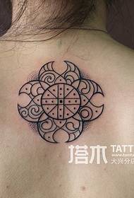 კრეატიული tattoo დედა თავისი ელეგანტური ტატუტით