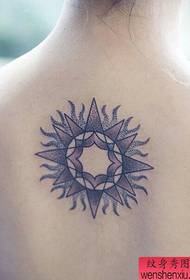 El tatuaje del tótem del sol de la picadura de la espalda de la mujer funciona con el mejor tatuaje