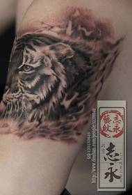 l'ochji miranu cum'è un mudellu di tatuaggio di tigre