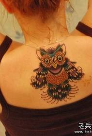 Стильний візерунок татуювання задня сова для дівчат на спині