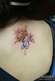 Vakker rygg med vakker farget krone og bue tatoveringsmønster