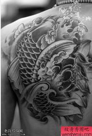 Tatuaje tradicional de loto de carpa na parte traseira