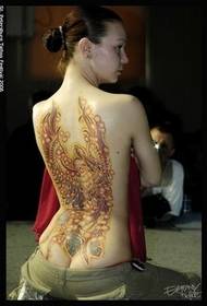 kvinnelig rygg med et personlig tatoveringsmønster