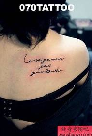 Piccoli tatuaggi creativi con alfabeto inglese sul retro