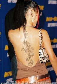 La actriz continental Bai Ling aprecia la imagen del tatuaje de la serpiente