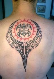 Totemové tetovanie so zadnými osobnými trendmi