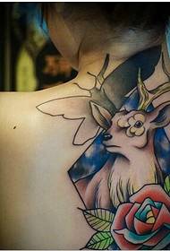 kvinnlig rygg snygg färgade antilopros tatueringsbild