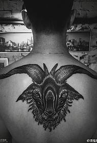 consigliato il modello del tatuaggio della testa di pecora a quattro occhi prepotente