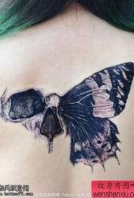 Женщина назад черно-белый череп бабочка крылья татуировки картина