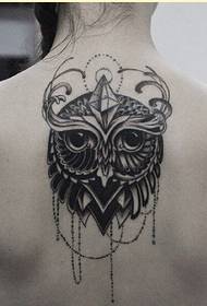 კლასიკური ქალი უკან ლამაზი owl tattoo ნიმუში სურათი