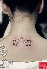 Mala svježa tetovaža stražnjeg slona djeluje