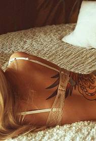 Ljepotica za tetovaže sa svojim kućnim ljubimcima Foto snimanje