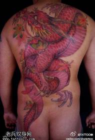 Dominirajući strani propuštajući uzorak tetovaže crvenog zmaja