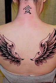 女性の背中の小さな天使の翼のタトゥー