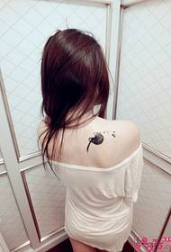 La bellezza della schiena è solo una bella immagine del tatuaggio del dente di leone volante