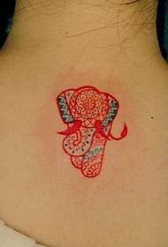 Djevojčica na leđima uzorak tetovaža slonova totem boje u boji