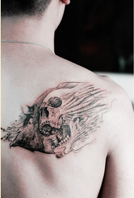 वैयक्तिक पुरुष मागे दबदबा निर्माण करणारा खोपडी टॅटू चित्र चित्र
