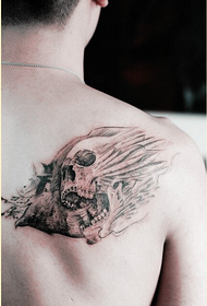 foto personale del tatuaggio del cranio prepotente posteriore maschile maschile
