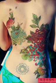 Traballo de tatuaxe de crisantemo de volta á muller