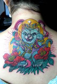 La donna graziosa che chiama il gatto indietro fiorisce il modello del tatuaggio del gatto del fiore