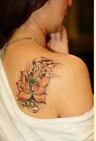 immagine del modello del tatuaggio del loto di colore di modo posteriore femminile