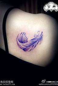 foto tatuaggio piuma colore posteriore