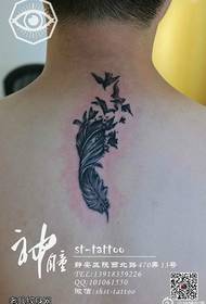 Modèle de tatouage Yan à plumes au dos