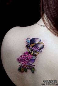 Motif de tatouage hibou coloré dans le dos