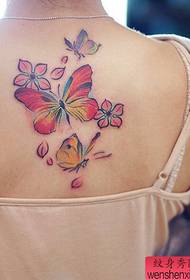 Žena natrag akvarel leptir trešnja sakura tetovaža rad tetovaža