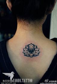 Patró de tatuatge de lotus a l'esquena femenina