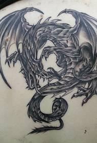 Hermoso tatuaje de dragón volador en la espalda