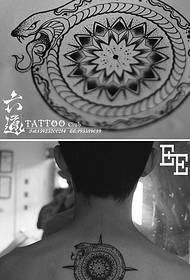 Patrón de tatuaje de tatuaje de serpiente de cola cónica genial