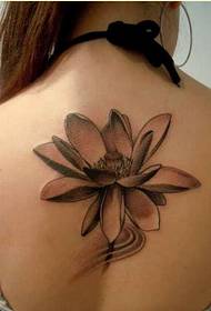 meisje terug Fijne ogende zwart-witte lotus tatoeage patroanfoto
