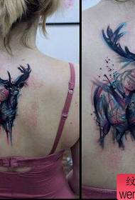 Ang likod ng pambabae ng tattoo ng antelope sa pamamagitan ng palabas sa tattoo