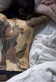 prilično lijepa leđa orao hvata zmija lik tetovaža uzorak slika