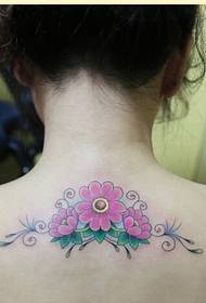 vajza mbrapa bukur foto e bukur e tatuazheve të vogla të luleve