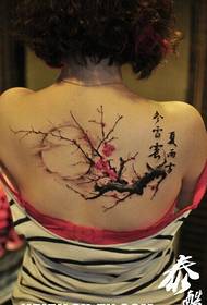 dziewczyna Piękny obraz tatuażu z kwiatem śliwki na plecach