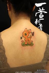 Patró de tatuatge en color de dibuixos animats a l'esquena