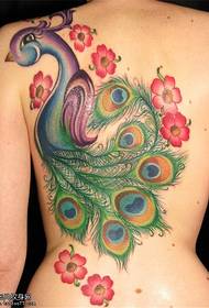 Retardu femminile di mudellu di tatuaggi di pavone
