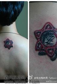 Bellezza torna modello di tatuaggio di stella in tre punti tridimensionale