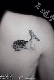 Patrón de tatuaxe de ciervo de sika de volta