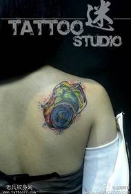 Trabalhos de tatuagem de câmera de tinta colorida traseira da mulher compartilhados pelo salão de tatuagem