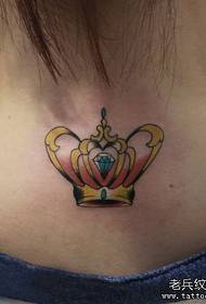 Dziewczyna z powrotem moda popularny wzór tatuażu korony