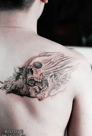 Натраг доминирајућа фигура тетоваже лобање