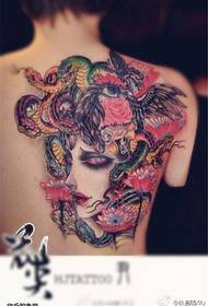 Patrón de tatuaje Medusa en el dorso