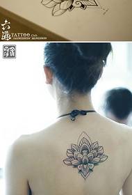 točka Stingback stražnji uzorak lotosove tetovaže