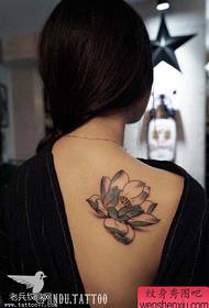 Rad sa tetovažom lotosa u pozadini žene